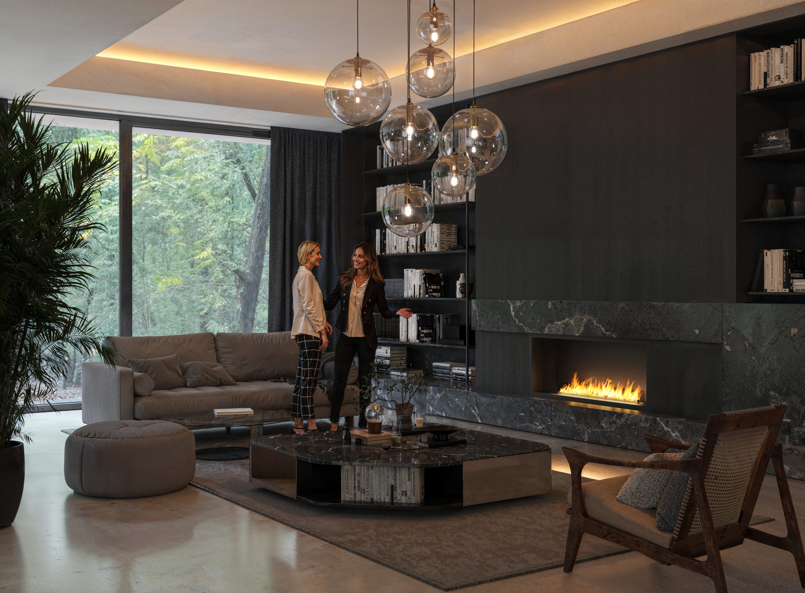 Salotto moderno con biocamino Inside 1400 accesso