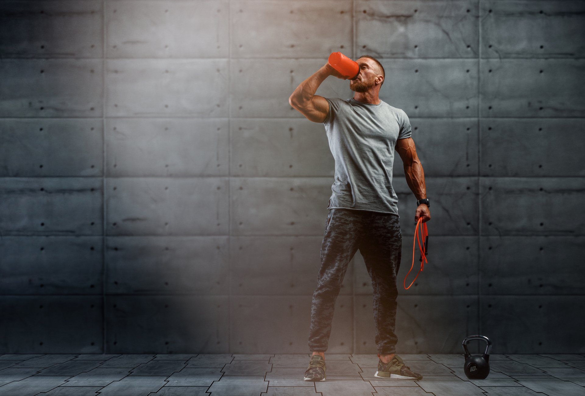 Figura maschile con muscoli definiti ottenuti grazie all'allenamento seguito da Flavio Ballatore, il personal trainer di NuWo Program