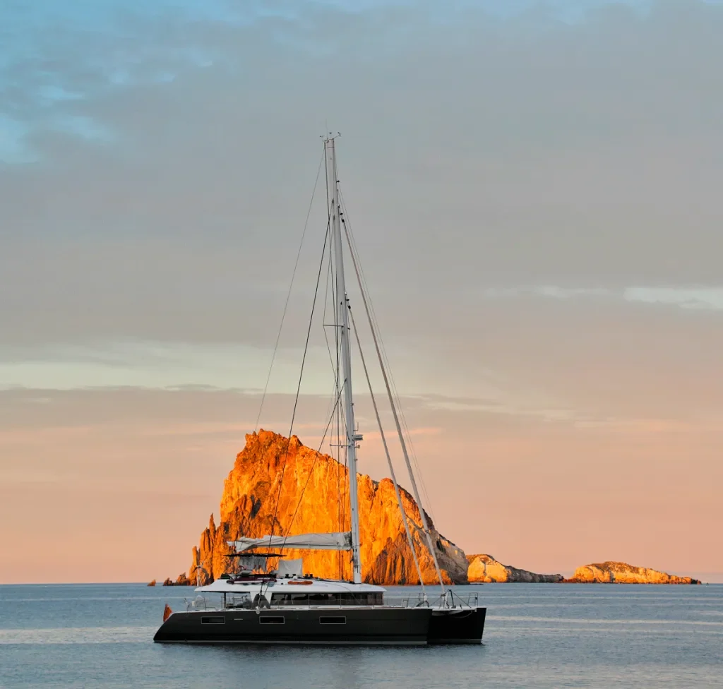 Catamarano a vela Kaskazi sul mare al tramonto