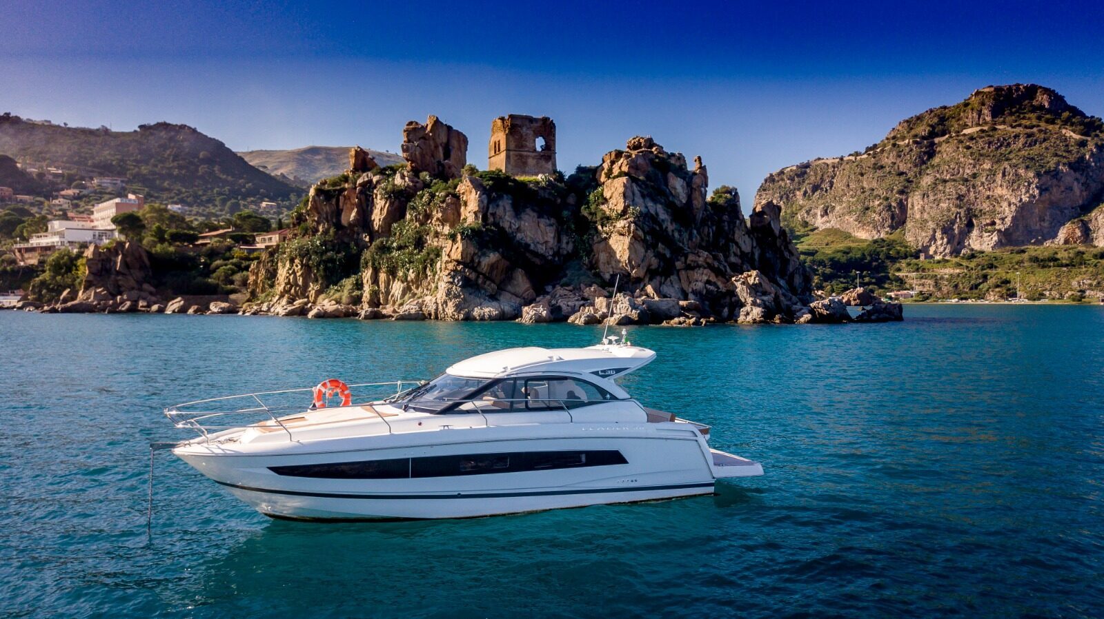 L'imbarcazione Leader 40 in sosta davanti alla costa di Cefalù