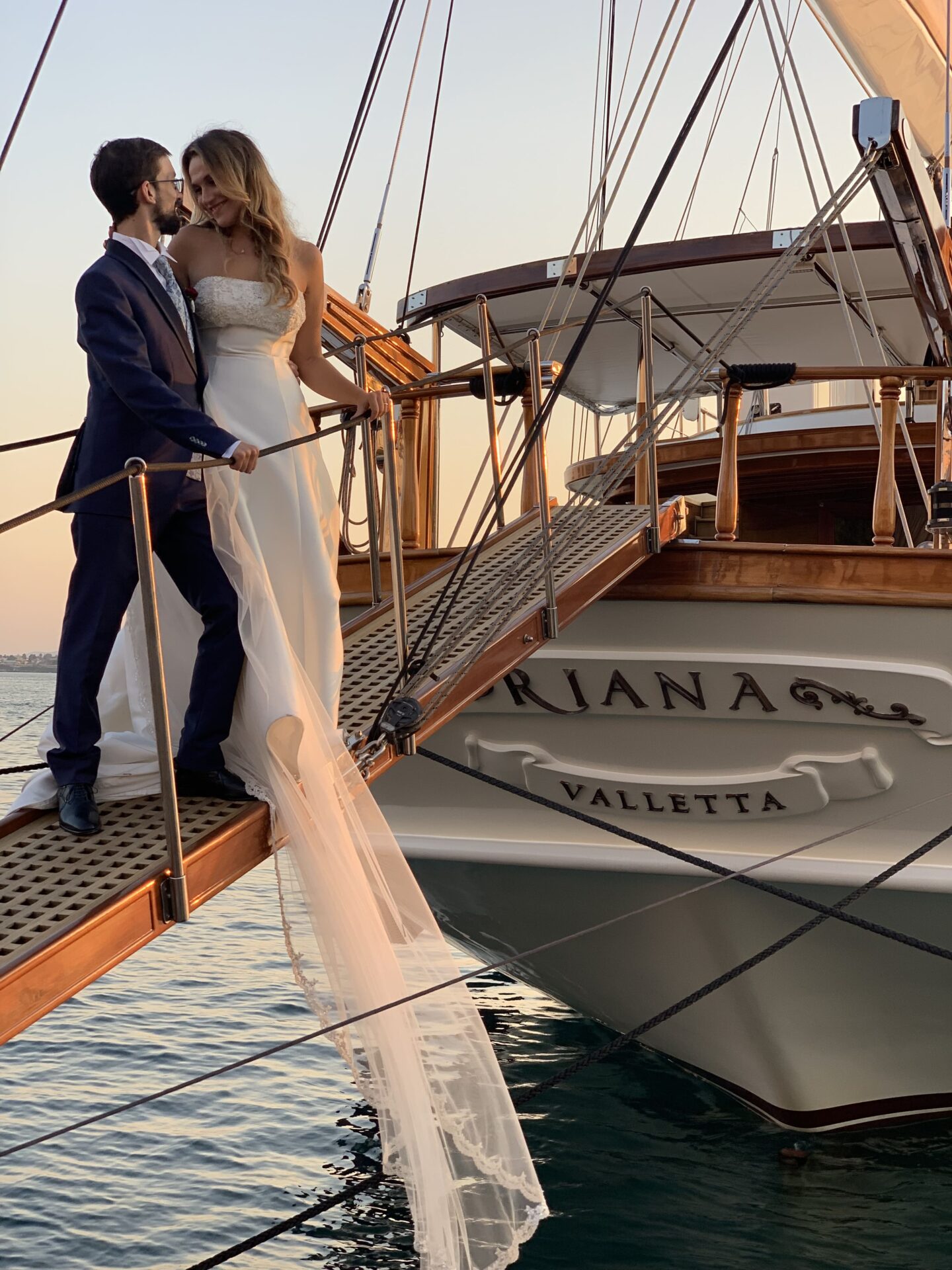 Due sposi si fanno fotografare sulla barca a vela Riana