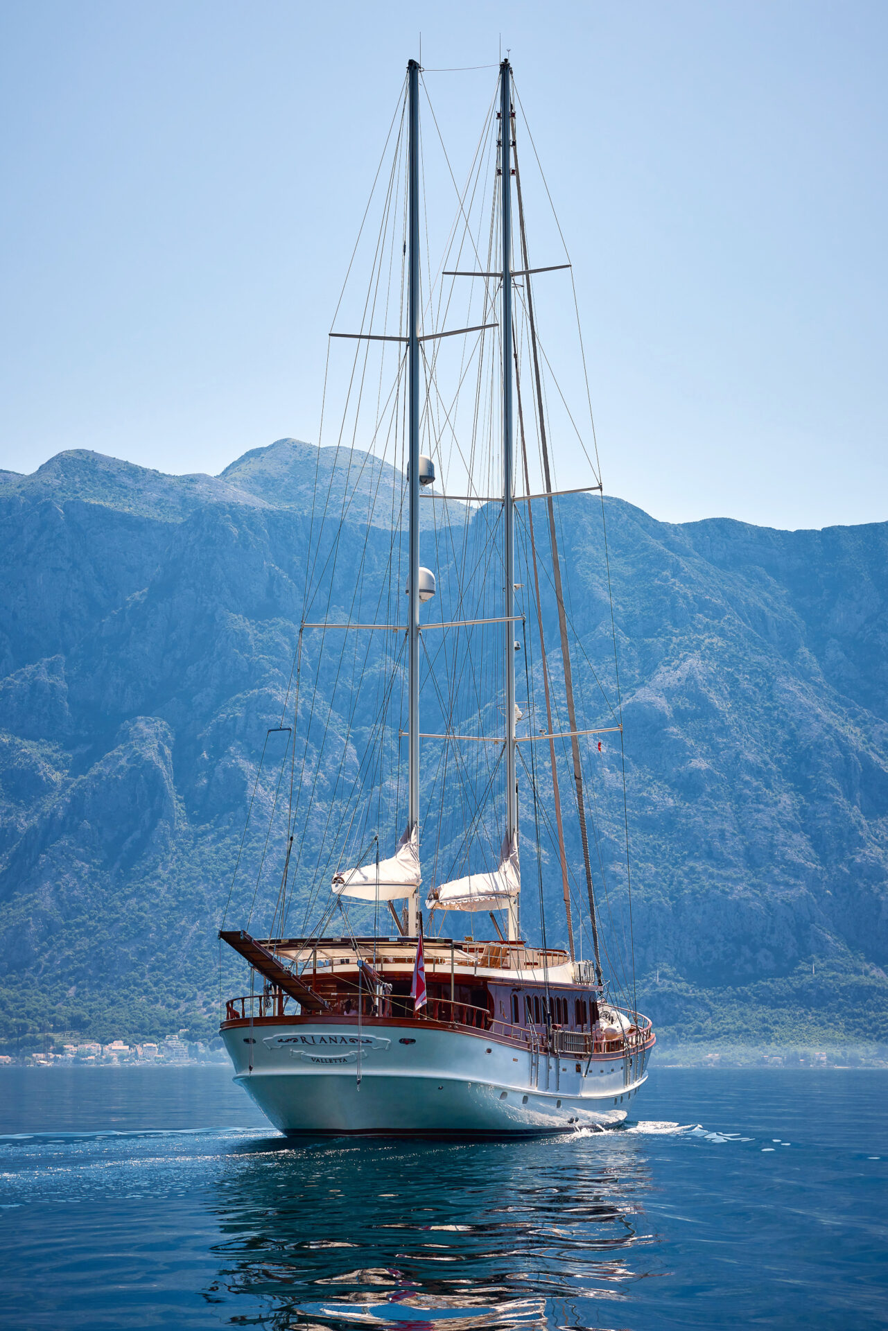 La barca a vela Riana sul mare vista per intero