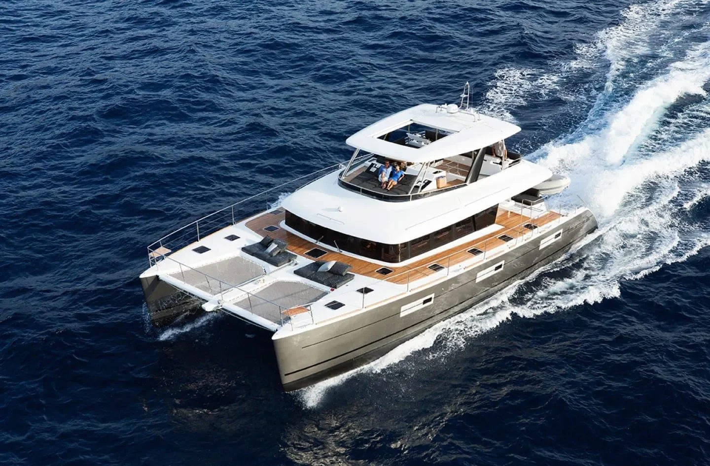 Catamarano in moto sul mare
