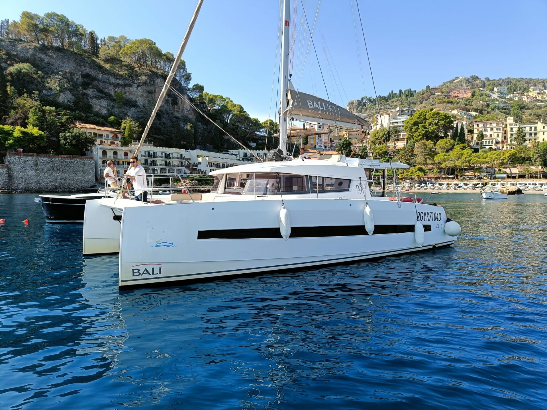 Catamarano a vela in sosta sulla costa di Lipari