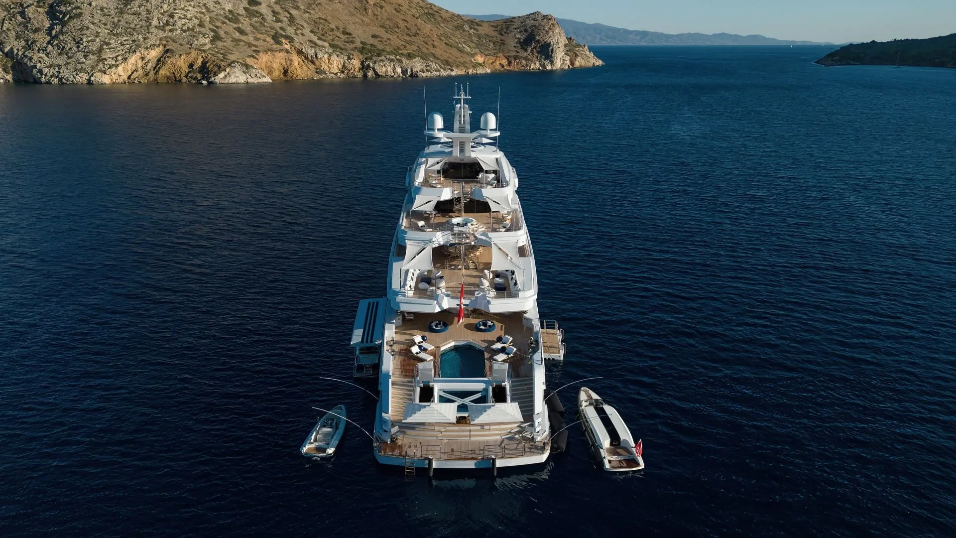 Un mega yatch inquadrato a poppa dall'alto
