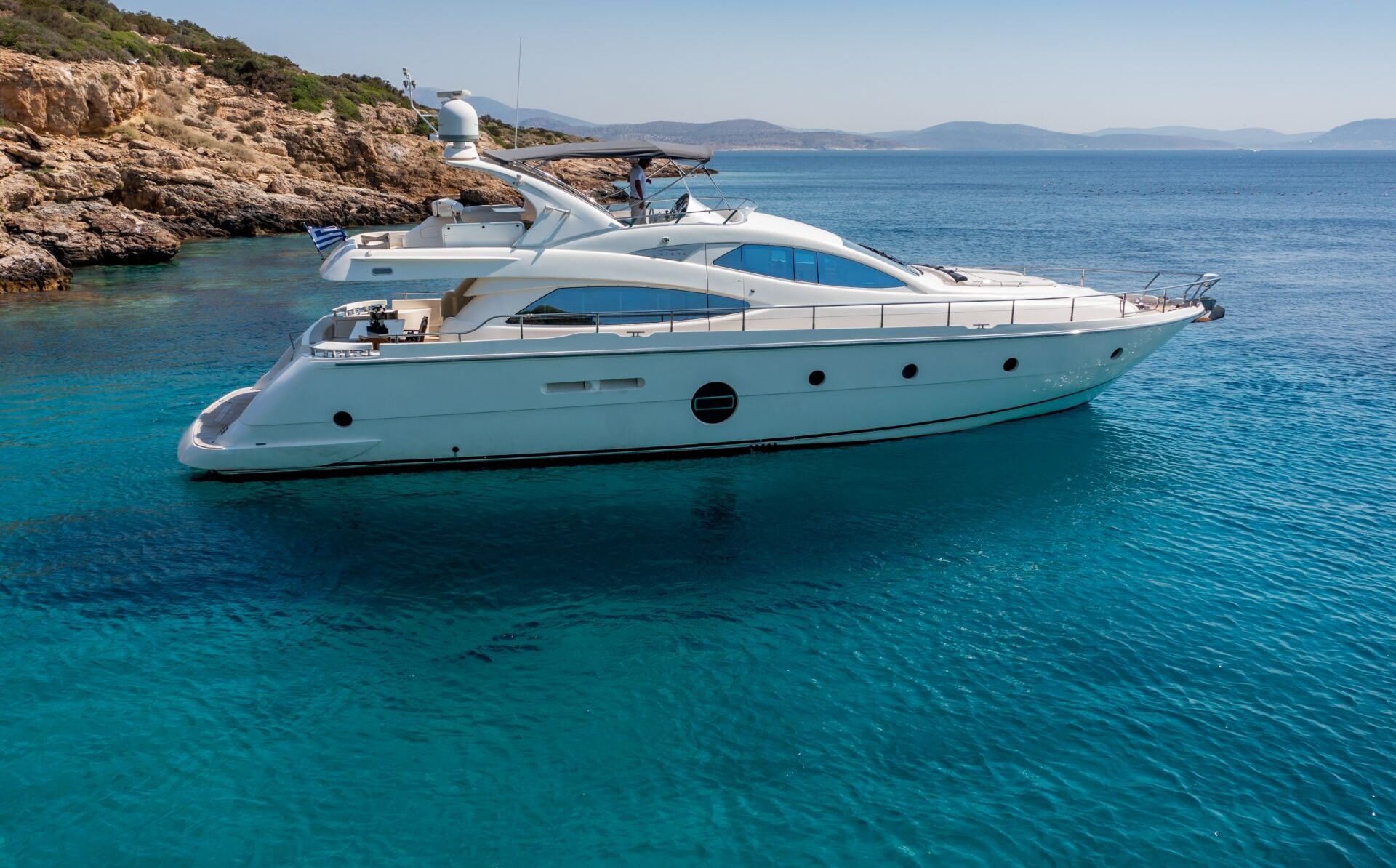 Piccolo yacht sul mare vicino alla costa sarda