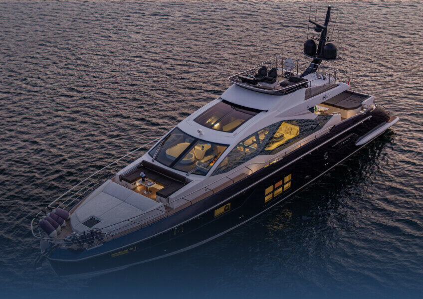 Foto dall'alto di uno yatch di lusso al tramonto