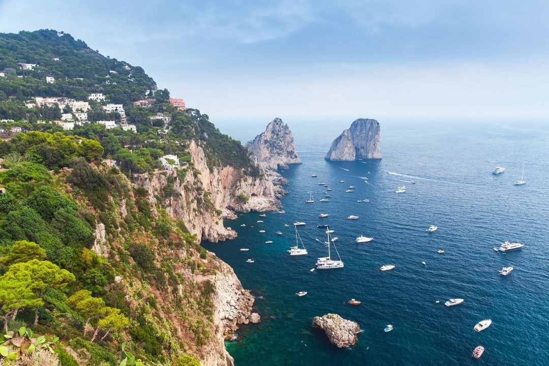 La costa ed i faraglioni di Capri visti dall'alto