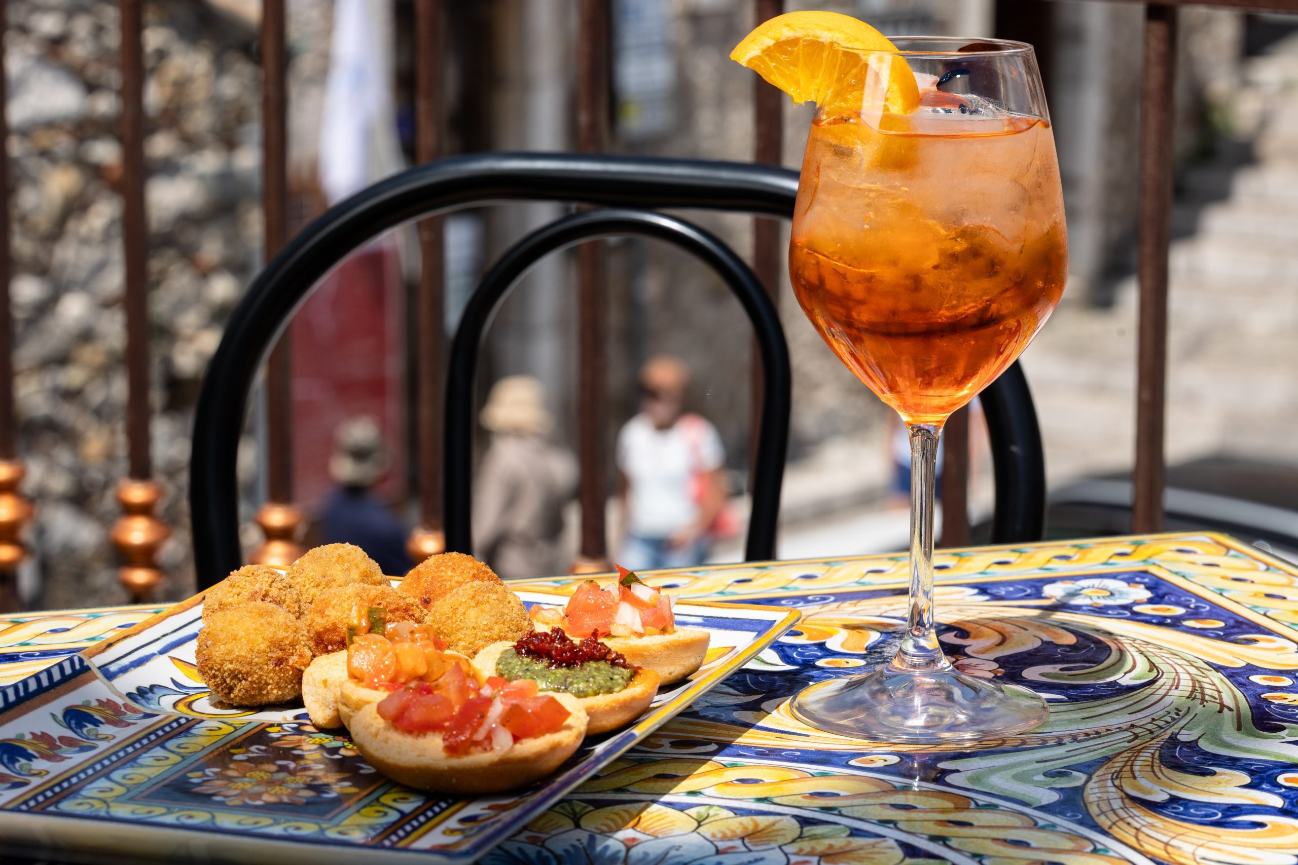 L'aperitivo di Antico Bar San Giorgio con spritz, bruschette e arancinetti
