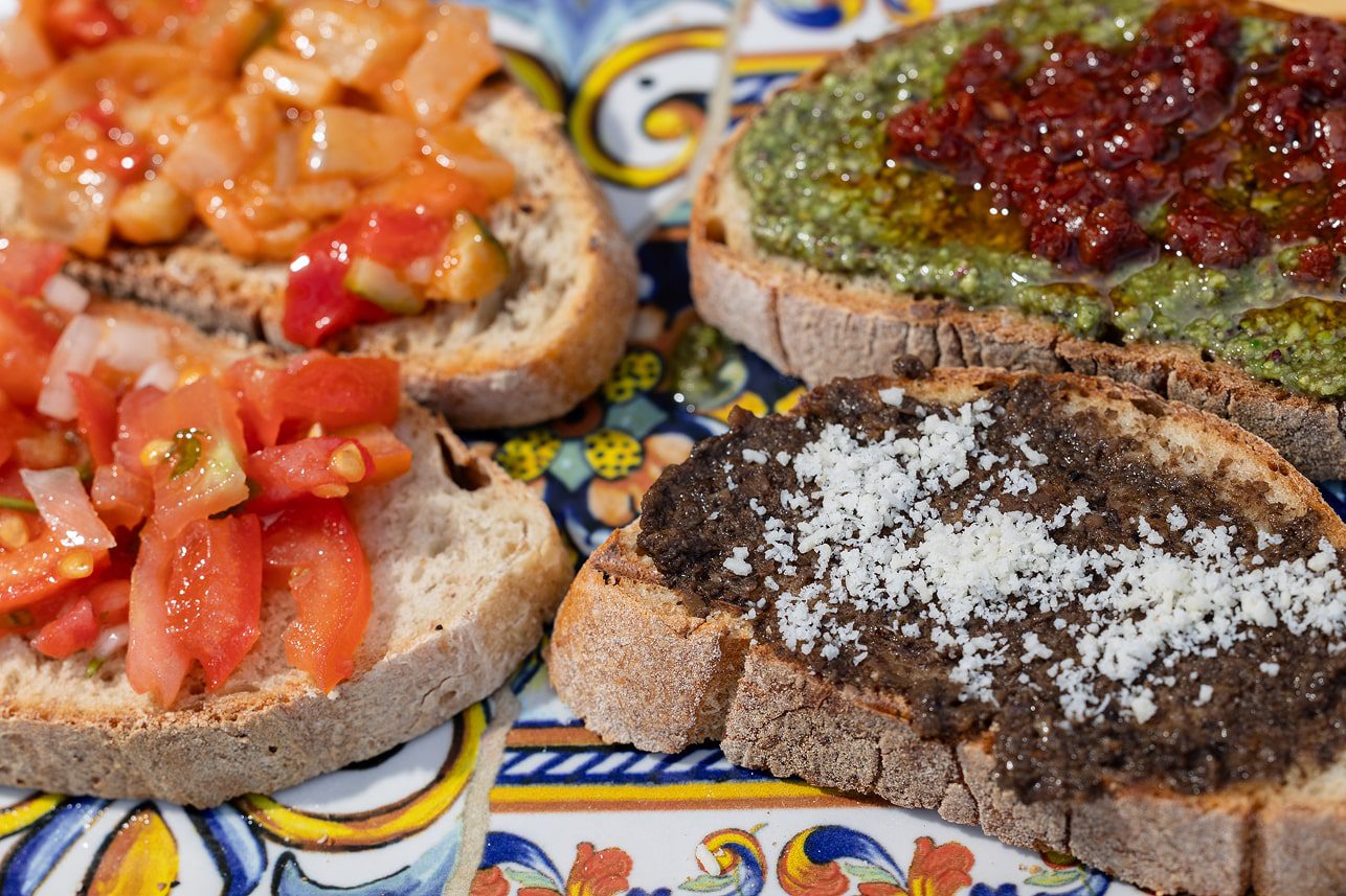 Bruschette siciliane di vario tipo con pomodoro, pesto, pomodori secchi