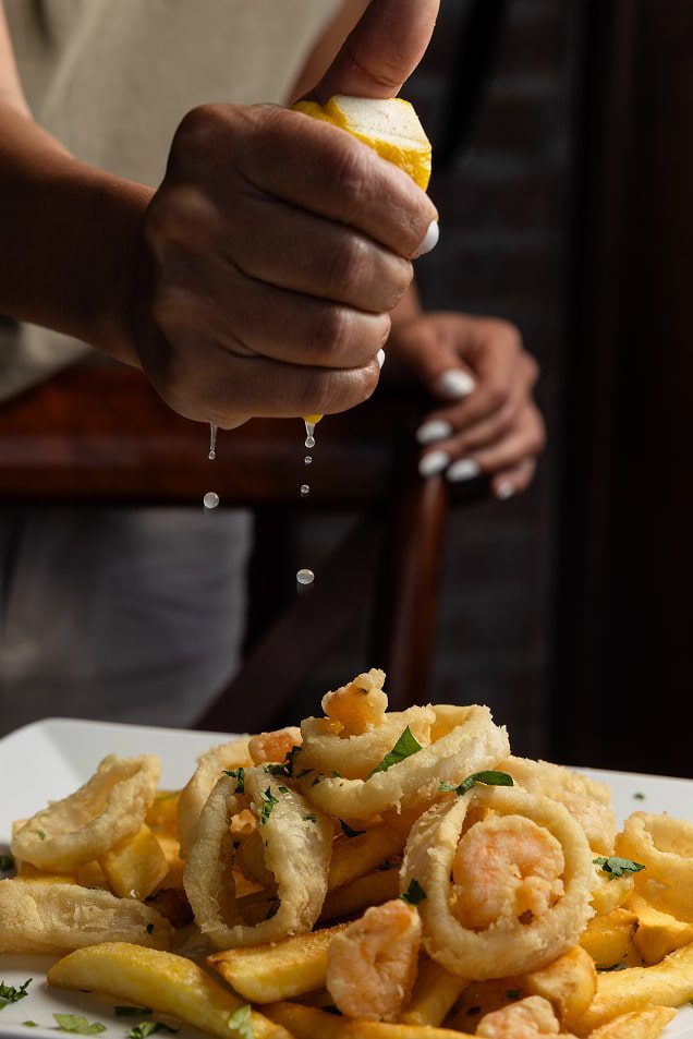Frittura di gamberetti ed anelli di totano in pastello con gocce di limone