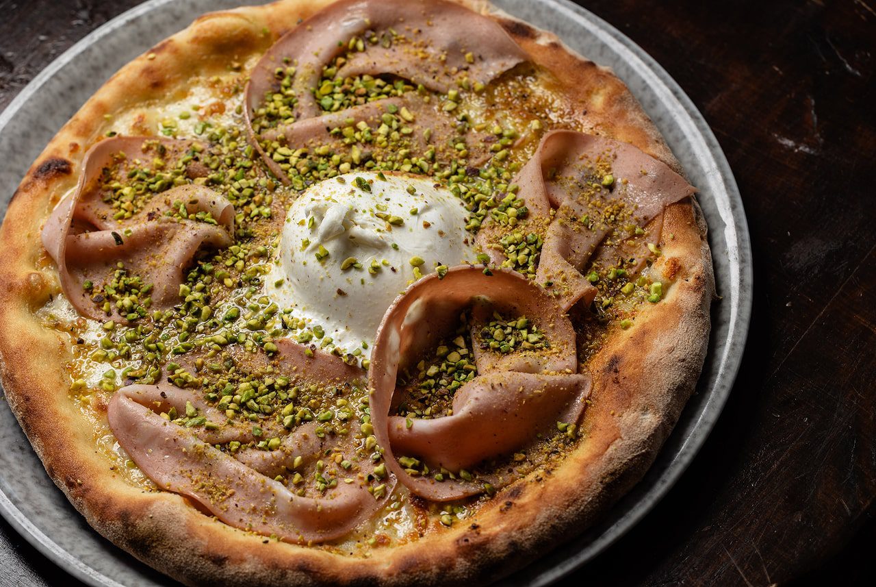 Pizza con burrata, mortadella e granella di pistacchio