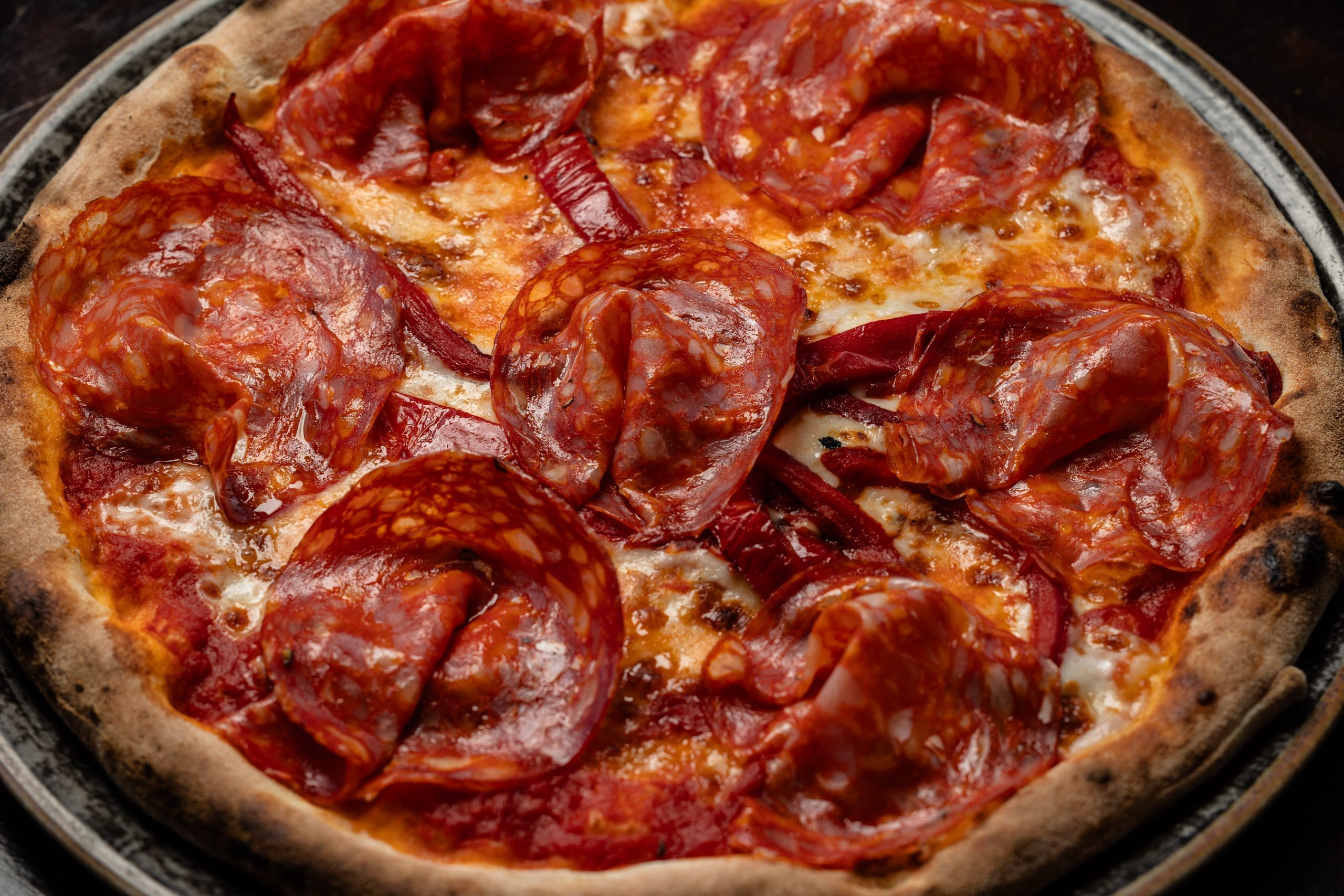 Pizza margherita con salame piccante siciliano