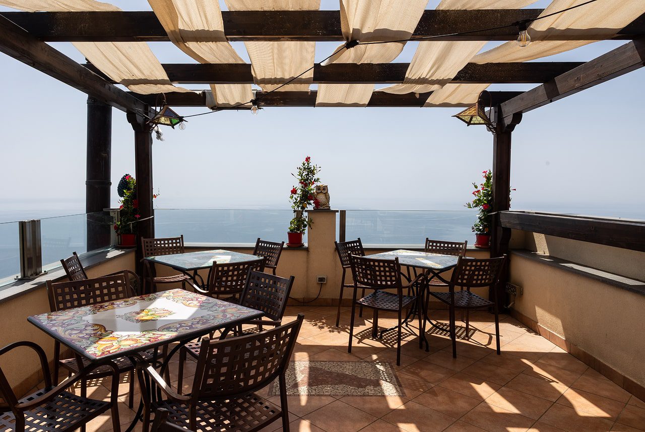 La terrazza dell'Antico Bar San Giorgio con vista sul mare