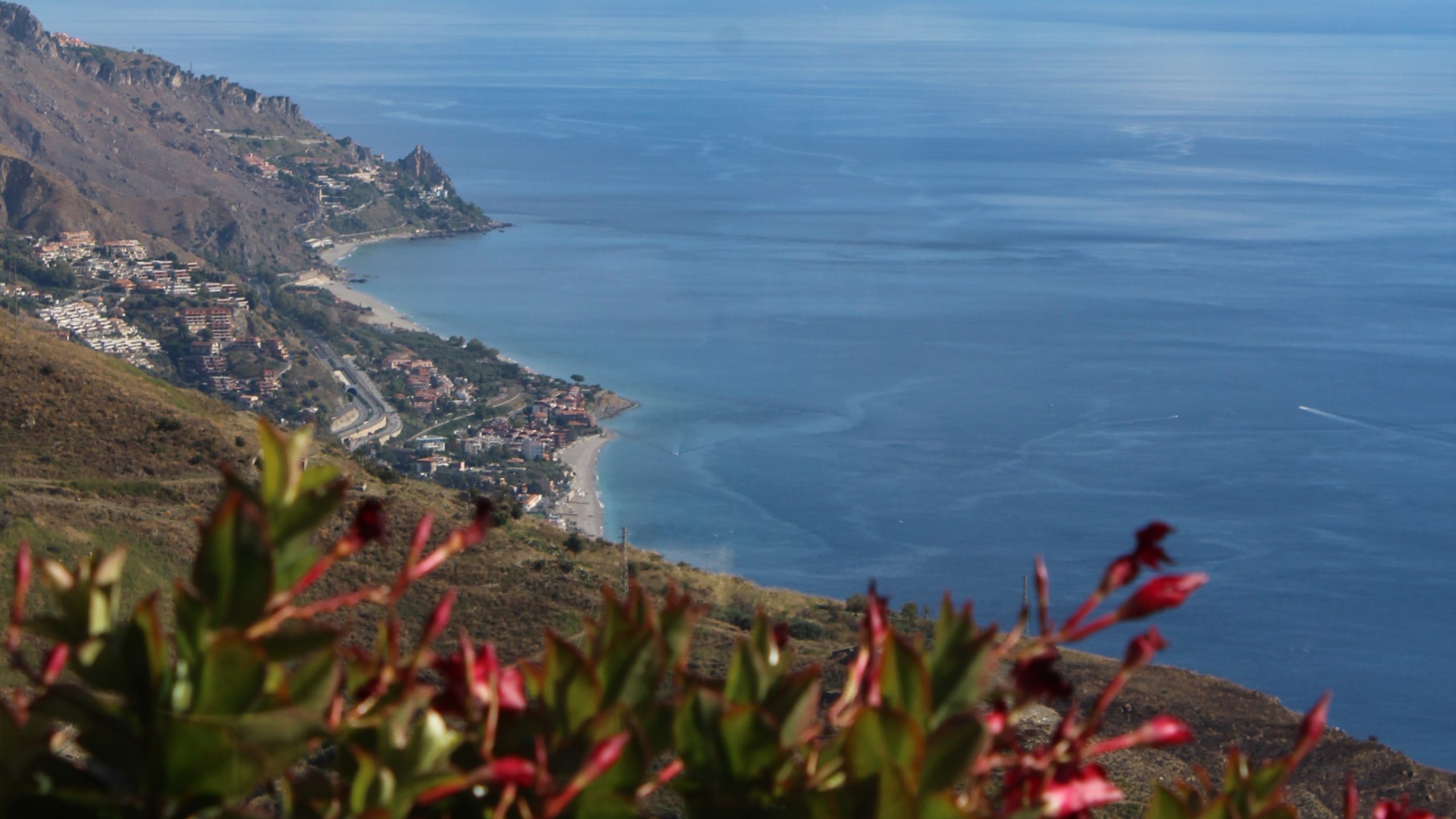 Foto panoramica della vista sul mare di Giardini Naxos dalla terrazza dell'Antico Bar San Giorgio a Castelmola