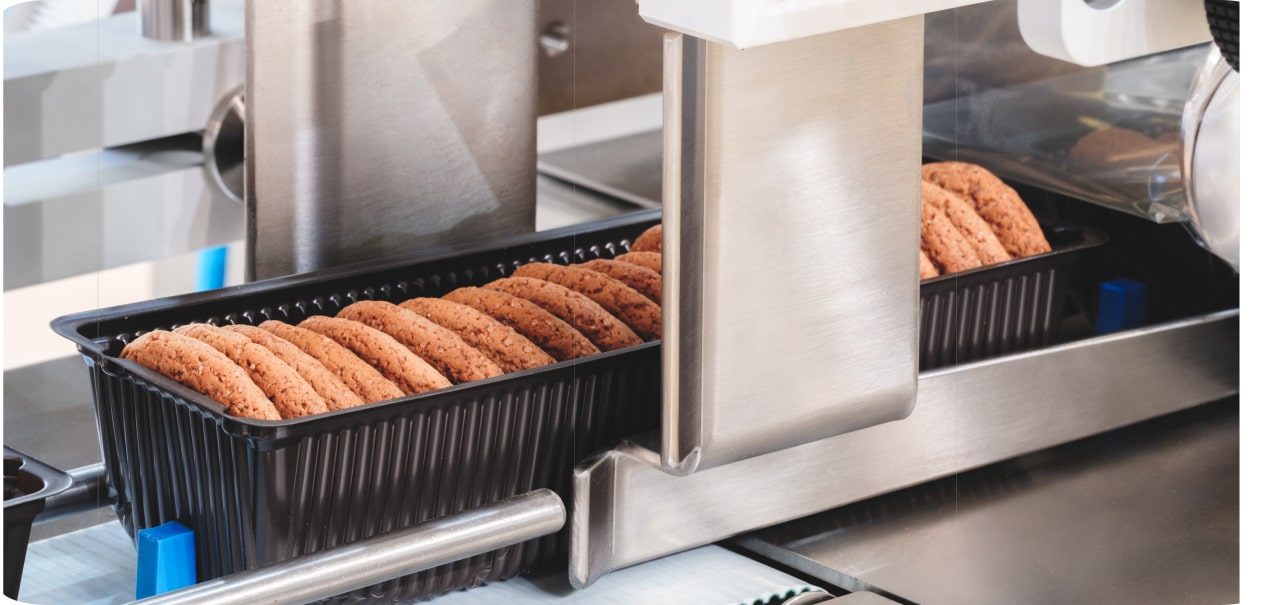 Linea automatizzata di produzione di insaccati in un impianto industriale moderno per il settore della lavorazione delle carni.