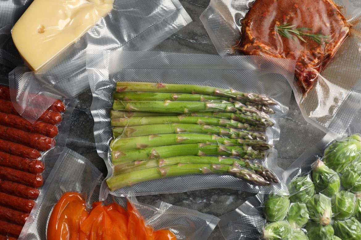 Prodotti alimentari in sottovuoto per il trasporto e la vendita