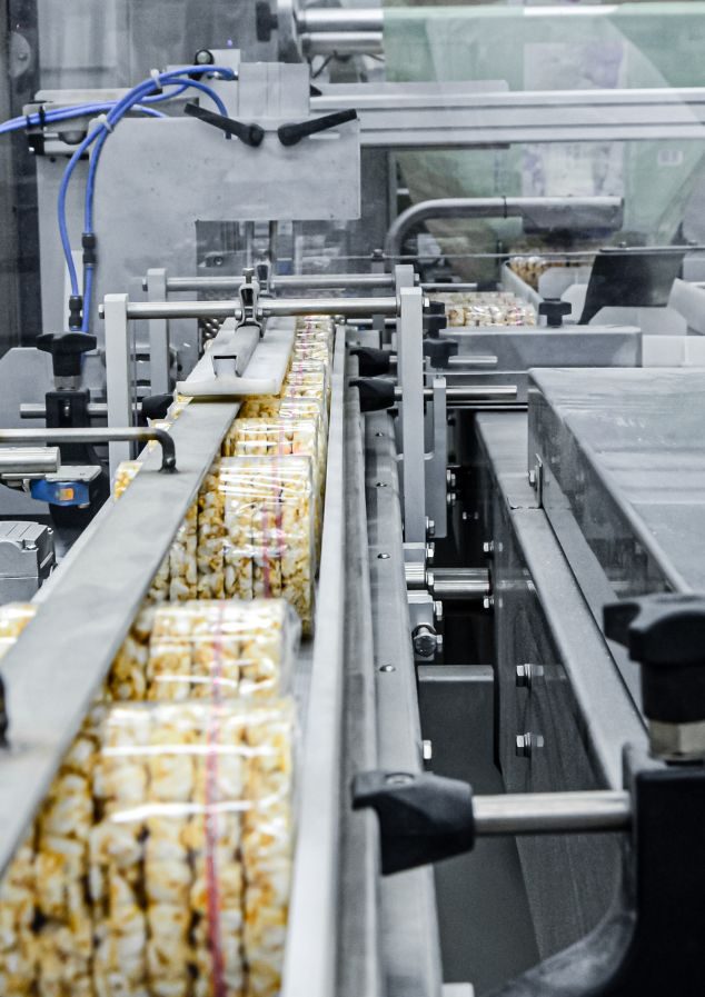 Linea automatizzata di confezionamento in un impianto industriale moderno nel settore alimentare.