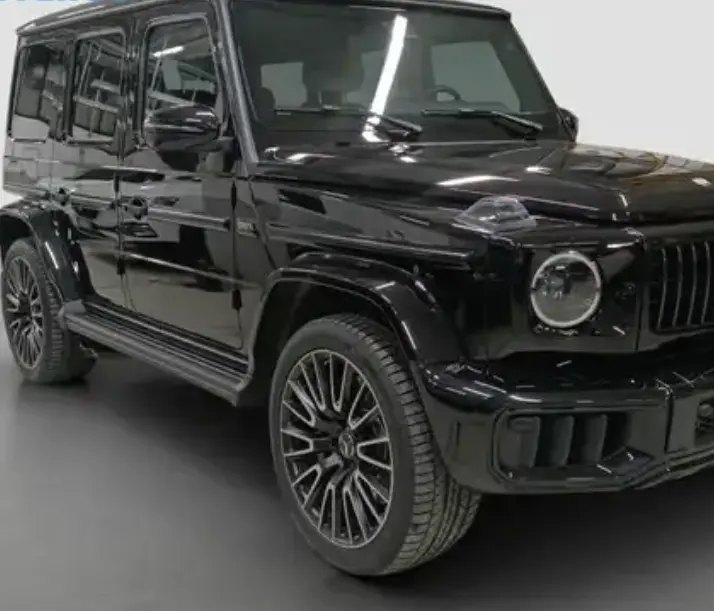 Vista frontale del Mercedes classe G nero