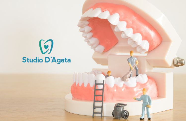Degli omini in miniatura operano su una protesi dentale
