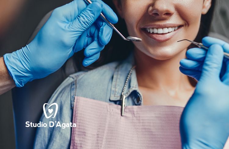 Immagine con illuminazione professionale di una donna che riceve una visita odontoiatrica