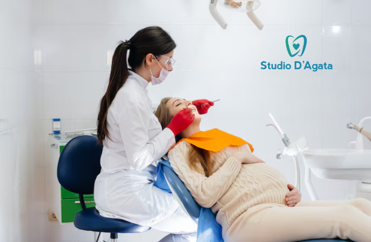 Una dentista dello Studio Dentistico D'Agata effettua una visita odontoiatrica su una paziente in gravidanza