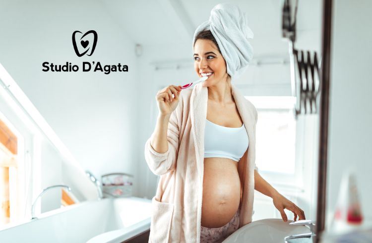 Una donna in gravidanza lava i denti in bagno