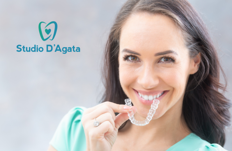 Donna di 30 anni sorride mostrando il suo bite