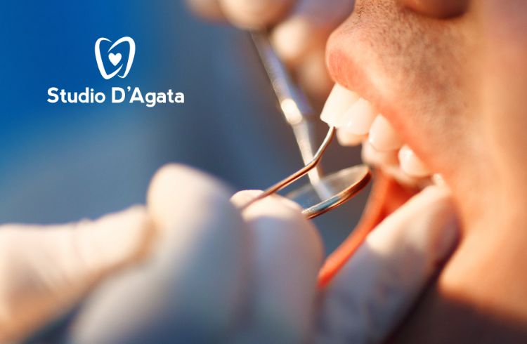 Close-up di una visita odontoiatrica con illuminazione professionale