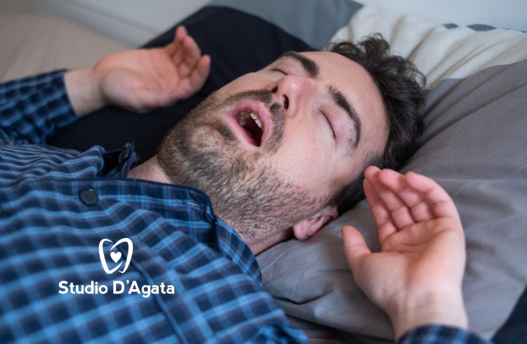 Uomo che dorme con la bocca aperta a causa delle apnee notturne
